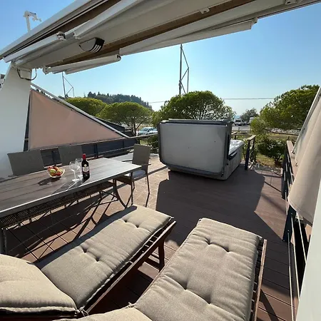 Marina Luxury Houseboat Lace *