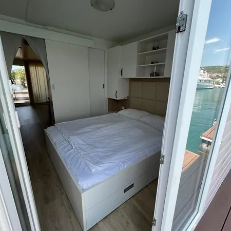 Marina Luxury Houseboat Lace