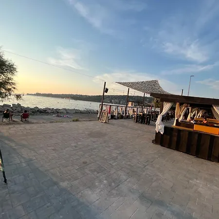 Marina Luxury Houseboat Lace *