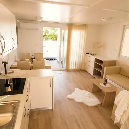 Marina Luxury Houseboat Lace *