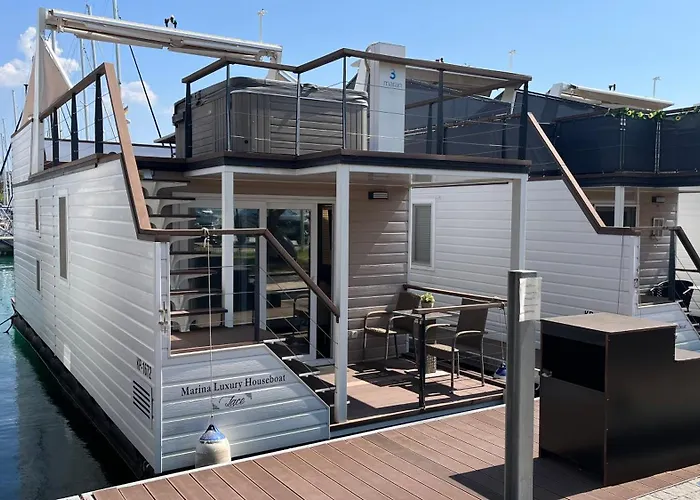 Marina Luxury Houseboat Lace 別荘