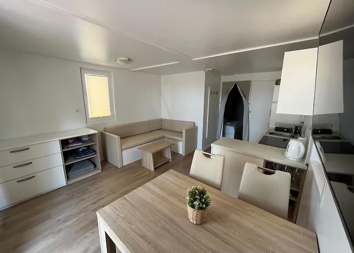 Marina Luxury Houseboat Lace 別荘 ポルトローシュ