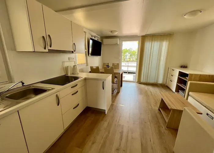 Marina Luxury Houseboat Lace * ポルトローシュ