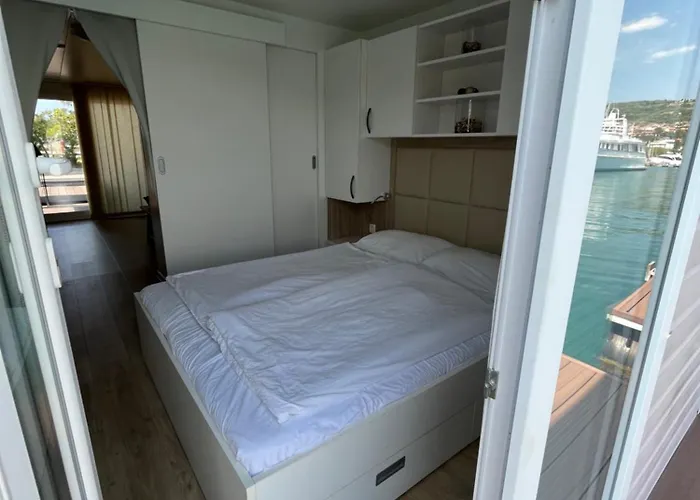 Marina Luxury Houseboat Lace