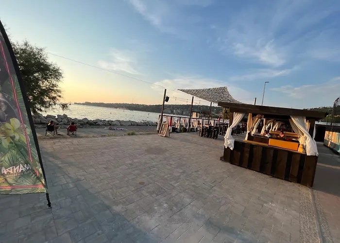 Marina Luxury Houseboat Lace *