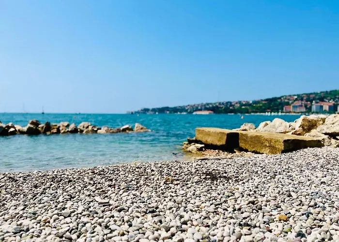 Marina Luxury Houseboat Lace *