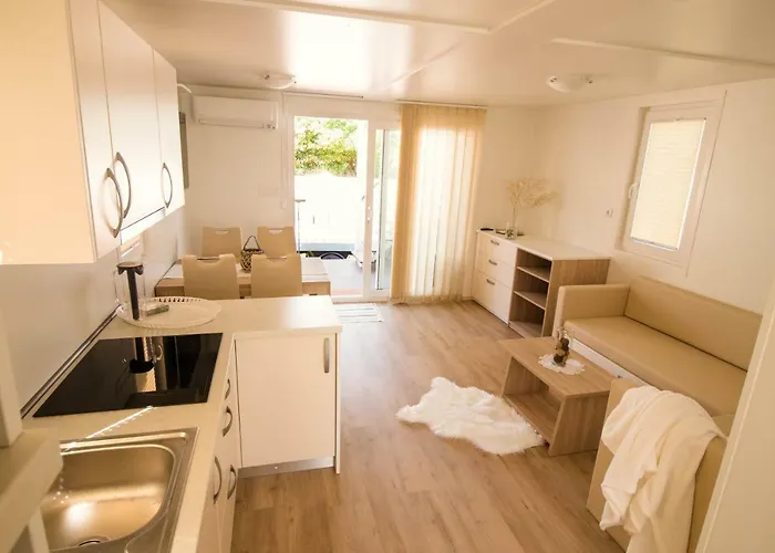 Marina Luxury Houseboat Lace *